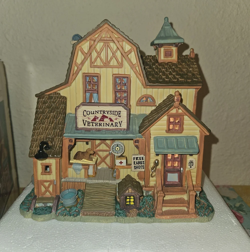 Lemax Countryside Veterinary Lighted Building